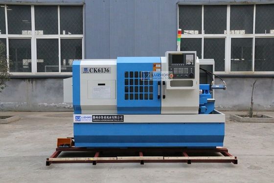 Het kleine Roestvrije staal die van de het Metaaldraaibank van CK6136D CNC Draaibank machinaal bewerken