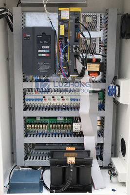 Het kleine Roestvrije staal die van de het Metaaldraaibank van CK6136D CNC Draaibank machinaal bewerken
